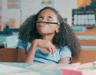 meisje potlood onder neus jpg 2.jpg kleiner